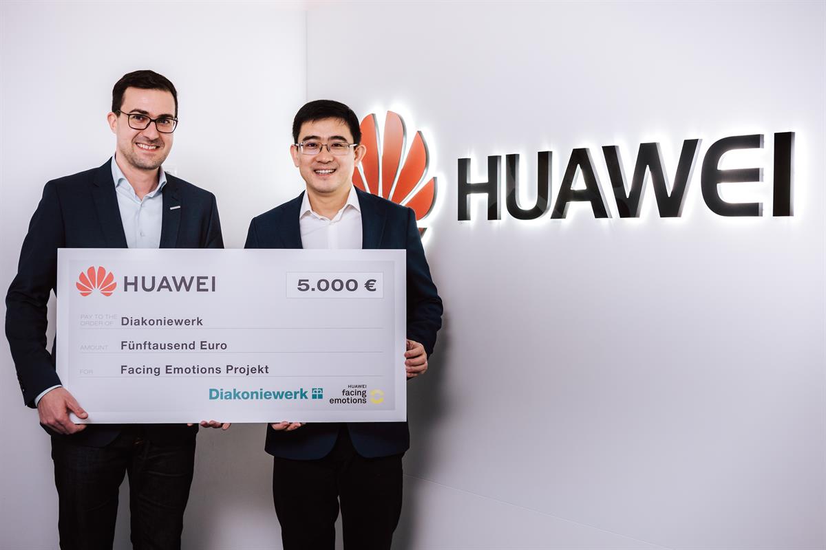Wang Fei (Country Manager Huawei Consumer BG) übergibt den Spendenscheck an Daniel Dullnig (Geschäftsführung Diakoniewerk)