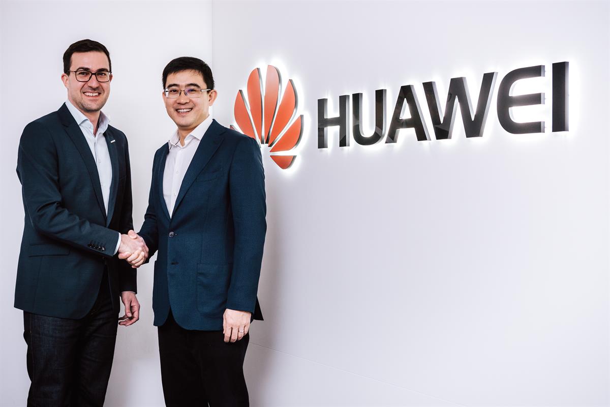 Wang Fei (Country Manager Huawei Consumer BG) übergibt den Spendenscheck an Daniel Dullnig (Geschäftsführung Diakoniewerk)
