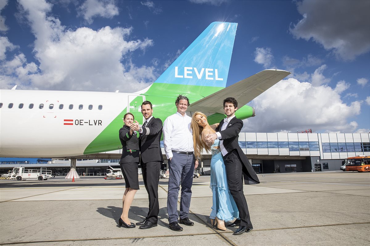 v.l.n.r. LEVEL Crew, Frank Glander - Managing Director, LEVEL Europe GmbH, Yvonne Rueff mit Tanzpartner Colin Hentschel 