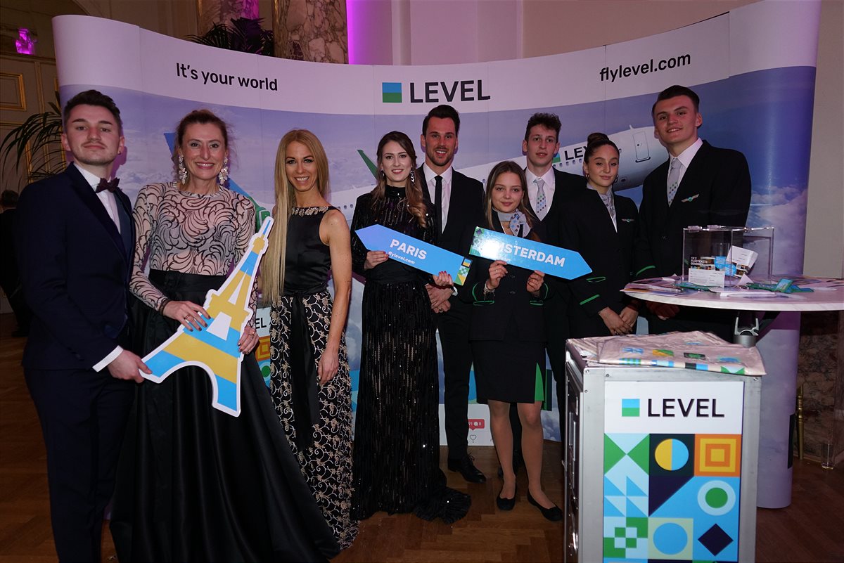 Milene Platzer, Head of Communications and Branding (LEVEL), Yvonne Rueff, Initiatorin der Gala umgeben von der LEVEL Crew