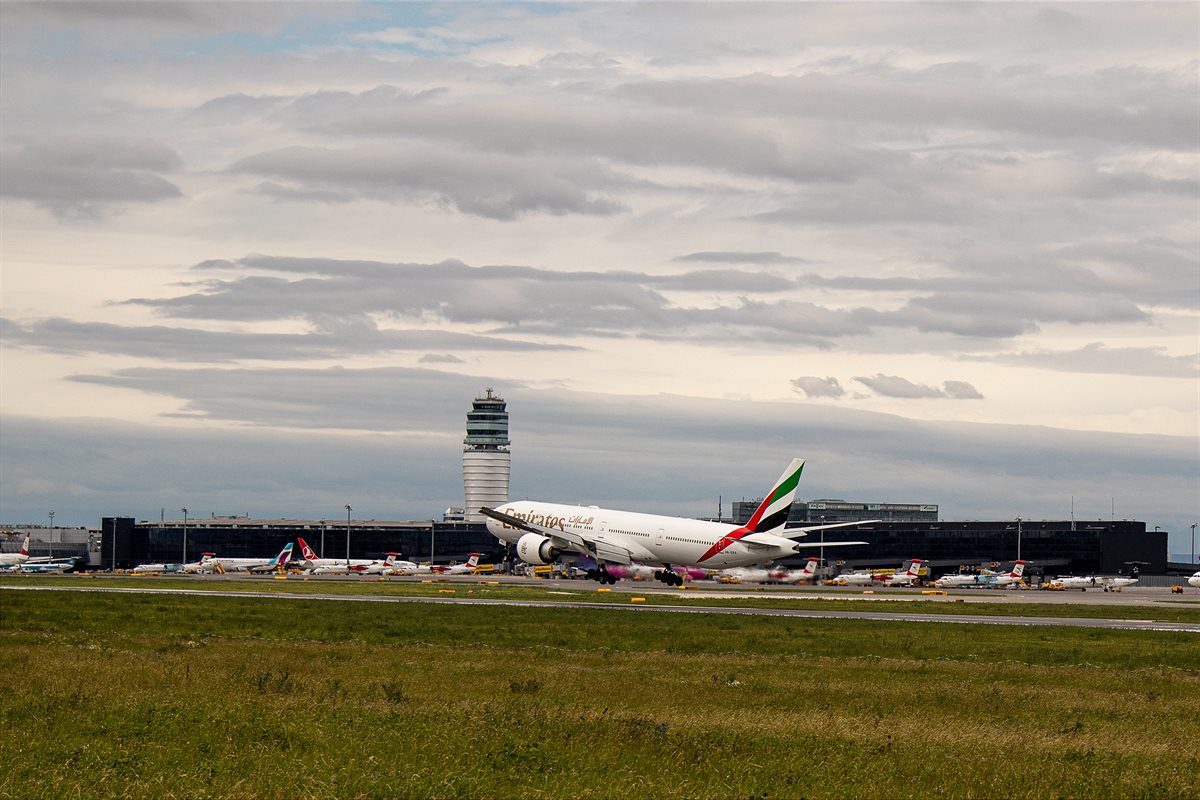 Erster Linienflug seit Ende März: Die Emirates Boeing 777-300ER kurz vor dem Aufsetzen am Flughafen Wien