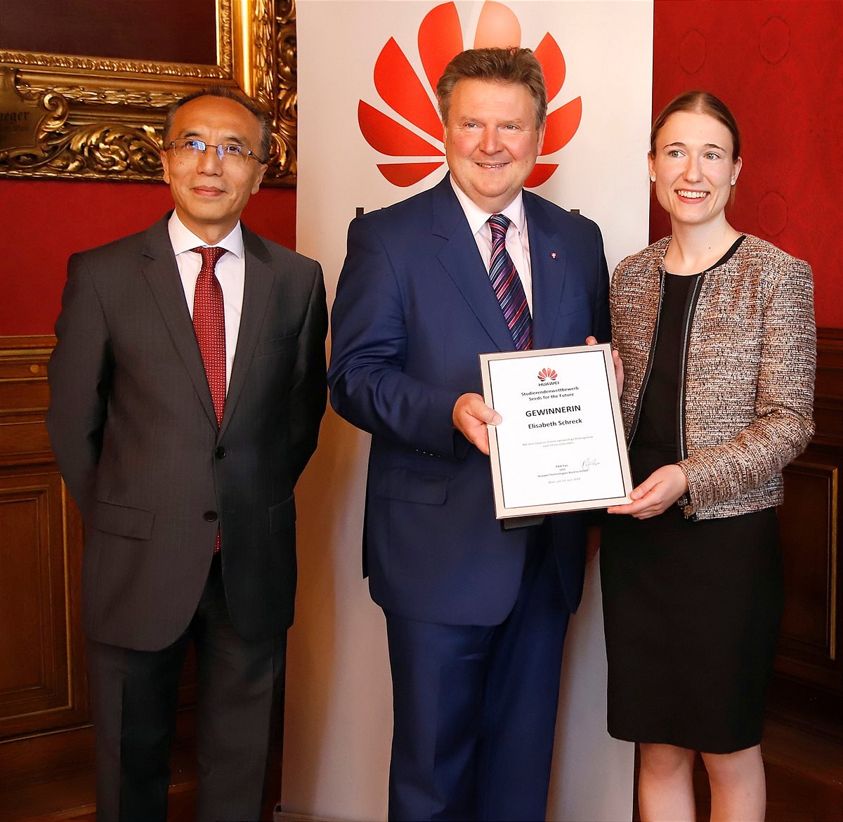Eine der Gewinnerinnen des Studierendenwettbewerbs „Seeds for the Future“ 2019 im Wiener Rathaus mit dem chinesischen Botschafter Xiaosi Li und Bürgermeister Dr. Michael Ludwig.