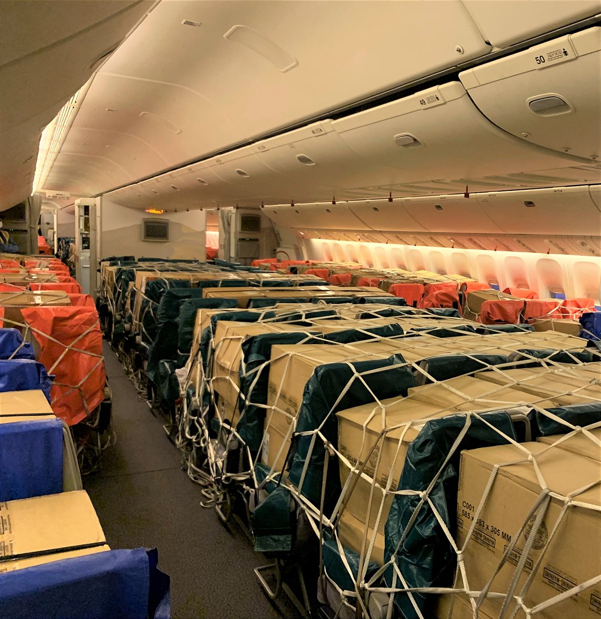Emirates SkyCargo feiert ersten Jahrestag der Verladung lebenswichtiger Fracht auf den Sitzen und in den Gepäckfächern ihrer Boeing 777-300ER Passagierflugzeuge